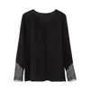Top base preto de gola V para primavera e outono com acabamento em renda na gola e nos punhos, apresentando um design estiloso e um corte justo, perfeito como uma camada interna sofisticada