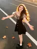 Vestido Slim de Malha Patchwork Estilo Hepburn Retrô Francês de Alta Qualidade, Off-the-Shoulder, com um Ar Nobre e Feminino e uma Saia Curta que Marca a Cintura
