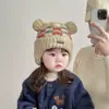 Touca de Bebê Inverno Plus Veludo Engrossada Moda Xadrez Dupla Pom Pom Proteção Quente para Orelhas Estilosa Tricô Unissex Touca Infantil