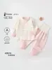 Conjunto de Roupas de Outono para Bebê Classe a Algodão Puro, Roupa Íntima Base Sem Costura com Botões no Ombro e Cintura Alta Protegendo a Barriga para Recém-Nascido