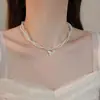 Collar de mariposa con microincrustaciones de circonita y doble perla de vidrio, cadena de clavícula de lujo, elegante y de nicho, con cuentas de arroz de celebridades cibernéticas.