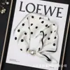 Lenço de Seda Tendência 2026 Novo Estiloso com Fecho Magnético de Pérola Elegante, Lenço Versátil para Camisas e Cardigãs, Fita Feminina