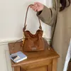 Bolsa de mão retrô da moda para mulheres, novo design tridimensional, bolsa tote para o dia a dia, estilo balde, grande capacidade, versátil, pode ser carregada sob o braço, no ombro ou na transversal