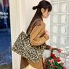 Bolsa Grande Estampa de Leopardo Feminina Outono 2025 Nova Versátil Vintage Lona Tote Bag Bolsa de Ombro para Estilista e Comutador