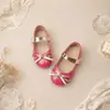 Sapatos de Princesa para Meninas Primavera e Outono Novos Solado Macio Sapatinhos de Bebê para Caminhar Sapatos Individuais com Laço Sapatos de Couro Infantis Multicor