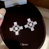 Pendientes de botón de plata con circonita cuadrada en forma de cruz, Sparkle Estrellado, Pendientes de moda minimalista, Pendientes de alta gama de lujo ligero