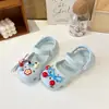 Zapatos de playa Mary Jane huecos DIY con decoración de dibujos animados para niñas, pantuflas antideslizantes de punta cerrada para uso en exteriores.