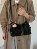 Bolso de hombro único de color liso, muy elegante y retro, modelo nuevo de otoño 2026, bolsa tote de gran capacidad para el trabajo y los desplazamientos