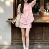 Atuendo de Alta Gama Estilo Old Money 2026: Conjunto de Dos Piezas Rosa Relajado de Manga Larga con Protección Solar y Falda Corta para Verano