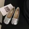 Sapatos femininos de bico redondo retrô, de corte baixo, prateados, mocassins slip-on com laço, sapatos baixos estilo vovó, para primavera e outono.