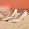 Hebilla Metálica Cuadrada Francesa Tacones Altos Moda Femenina Elegante Principal Vestido de Novia Xiuhe Zapatos de Boda Tacón de Aguja Boca Baja No Cansan el Pie Zapatos de Salón