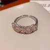 Anel Aberto de Cruz com Zircônia Banhado a Ouro 14K Real com Design Único, Anel de Dedo Indicador de Nicho, Sensação de Luxo Leve e Alto Padrão, Joia Feminina
