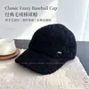 Gorra de béisbol de mezcla de lana suave y mullida para mujer, cálida y versátil para otoño e invierno, estilo ecuestre con un pequeño logotipo metálico