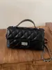 Bolsa de mão acolchoada estilo Chanel para mulheres, versátil e elegante, cor sólida, de ombro e transversal, verão 2026.