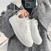 Tênis Branco para Homens, Respirável para o Verão, Sapatos Casuais Versáteis para Adolescentes, Tênis Esportivo Branco Puro para Estudantes, Marca Durável e Moderna