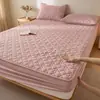 Nuevo producto 2026: protector de colchón acolchado 100% algodón relleno de algodón de Xinjiang, funda de colchón impermeable, funda de cama antideslizante de cobertura total