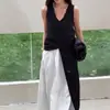 En stock Luxemburgo Vestido sin mangas francés para vacaciones Minimalista de alta gama Vestido tipo tank con cuello en V Verano 2026