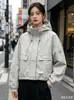 Jaqueta feminina de comprimento curto para mulheres petite, nova jaqueta com capuz casual versátil elegante para o outono de 2026