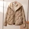 Jaqueta Acolchoada de Algodão com Capuz Malha Falsa Estilo Europeu para Mulheres, Novo Casaco Puffer Curto Solto Espesso para o Inverno
