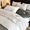 Conjunto de Roupa de Cama de Veludo de Leite Quatro Peças Inverno Veludo Coral Espessado Folha de Cama Outono e Inverno Capa de Edredom Saia de Cama Conjunto de Três Peças Roupa de Cama