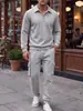 Moda Masculina Outono/Inverno 2026: Camisa Polo Jacquard de Cor Sólida e Calça Longa com Bolso e Cordão para Homem