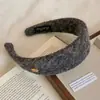Faixa de Lã Oval com Etiqueta Dourada para Mulheres, Versão Larga, Faixa Alta para Cabeça, Grampo de Cabelo para Outono e Inverno, Acessório de Cabeça de Luxo Acessível
