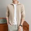 Cárdigan de punto para hombre otoño e invierno nuevo estilo suéter de punto con solapa para hombre abrigo engrosado estilo old money doble cremallera prenda exterior moderna