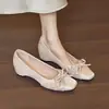 Zapatos planos de estilo retro francés, de satén suave, con lazo y punta cuadrada, para mujer, nuevo modelo de otoño e invierno, adecuados para combinar con faldas