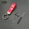 Llavero de coche con patrón de dibujos animados de marca creativa y moderna, colgante para motocicleta, correa de cuero y metal anti-pérdida, regalo