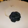 Colar de Pérolas Multicamadas com Flor de Tecido e Contas Corrente para Clavícula Temperamento Doce Fresco Colar de Luxo Leve Toque de Alto Padrão Acessório para Mulheres
