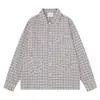 Camisa de manga larga a cuadros con cuello, apliques florales a cuadros y decoración de remaches metálicos, diseño holgado para hombre