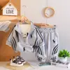 Conjunto de Roupas de Outono para Meninos 2026 Novo Estilo Infantil Estilo Coreano Elegante Bebê Primavera e Outono Bolsa Transversal Conjunto de Três Peças Manga Longa Atacado