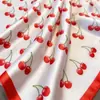 Novo Lenço Quadrado de Seda Imitação com Estampa de Cereja Doce para a Primavera de 2026 Lenço Versátil para Pescoço Lenço de Cabeça para Mulheres