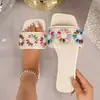 Pantuflas coloridas con diamantes para mujer de talla grande transfronterizas, nuevo estilo de verano 2026, moda europea y americana, punta cuadrada, suela plana, cómodas