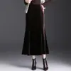 Elegante Saia Lápis Mermaid Abraça o Corpo Feminina Outono 2026 Nova Cintura Alta Emagrecedora Bodycon Comprimento Midi Veludo Meia Saia
