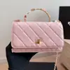 Bolso bandolera nuevo modelo 2025 de piel de oveja estilo Chanel en piel caviar con patrón de diamantes y cadena, bolso cuadrado pequeño en nuevo estilo Chanel