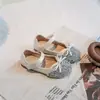 Sapatos de Cristal para Meninas Verão 2025 Novos Laço Moda Sapatos de Princesa Sapatos Pequenos de Couro Sapatos Baixos Macios para Crianças Bebês