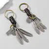 Chaveiro de couro bovino retrô americano com três penas e etiqueta de metal com totem estilo étnico acessório de bolsa