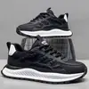 Dropshipping internacional de sapatos masculinos: Novos tênis brancos respiráveis de malha para o verão, atléticos e casuais, 2026, incluindo o estilo "Forrest Gump" e dad shoes, atacado