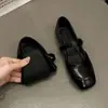 Sapatos femininos estilo francês, elegante novo modelo de verão 2025, sapatos femininos Mary Jane planos marrons, bico quadrado, sapatos de fada inspirados em Chanel