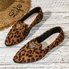 Zapatos planos de punta con decoración metálica para mujer de talla grande para el otoño de 2026, mocasines slip-on de moda europea y americana para mujer