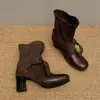 Botas negras de tacón grueso que aumentan la altura para mujer, nuevo estilo otoño 2026, combinadas con una falda para un efecto adelgazante, botines de estilo coreano retro