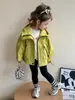 Chaqueta de Otoño para Niñas 2025 Nuevo Cortavientos Infantil Tres Pruebas Elegante Superior Moda Bebé Primavera y Otoño Gabardina de Moda Tendencia