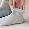 Meias esportivas finas de corte baixo, respiráveis e absorventes de suor, com bordado de urso fofo, sem costura, para mulheres, de verão