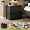 Mesita de noche de madera maciza para dormitorio del hogar 2026, lujo ligero con sensación de alta gama, pequeño mueble de almacenamiento negro estilo vintage para sala de estar