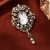 Broche Colgante Vintage Europeo y Americano, Oro Antiguo Incrustado con Diamantes, Lujo Ligero Versátil para Abrigos y Trajes, Accesorio de Moda al por Mayor
