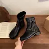 Botas Martin de estilo británico retro para mujer, nueva colección otoño/invierno 2026, con un diseño único con punta dividida sintética y una silueta de bota ajustada y corta.