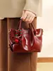 Bolso de Mano de Cuero con Cera de Aceite Color Borgoña, Pequeña Decoración de Bola Dorada, Bolso de Mano con Hebilla de Anillo de Lujo Accesible, Bolso para Ropa de Trabajo de Mujer, Bolso de Banquete, Bolso de Boda