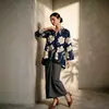 Kimono con estampado floral del sudeste asiático, con mangas holgadas de tres cuartos, usado como capa exterior sobre una camisa de murciélago. Venta al por mayor desde la fábrica de origen