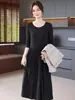 Conjunto de Ropa de Primavera para Mamá: Vestido de Falda Plisada y Chaqueta Corta Estilo Chanel para Mujeres de Mediana Edad y Mayores, un Conjunto de Dos Piezas para Primavera y Otoño